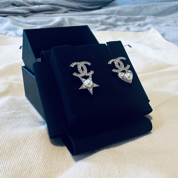 Auth CHANEL 2019 Heart and Star stud earrings - Picture 1 of 5